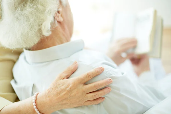 Hand on shoulder — Stock Photo, Image