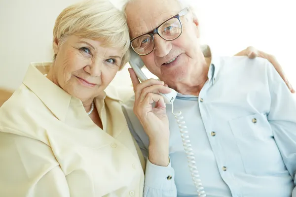 Parlando al telefono — Foto Stock