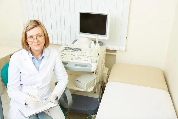 Médico no local de trabalho — Fotografia de Stock