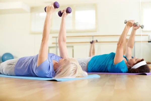 Träning i gym — Stockfoto