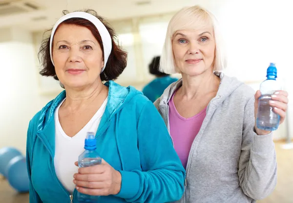 Vrouwen met flessen — Stockfoto