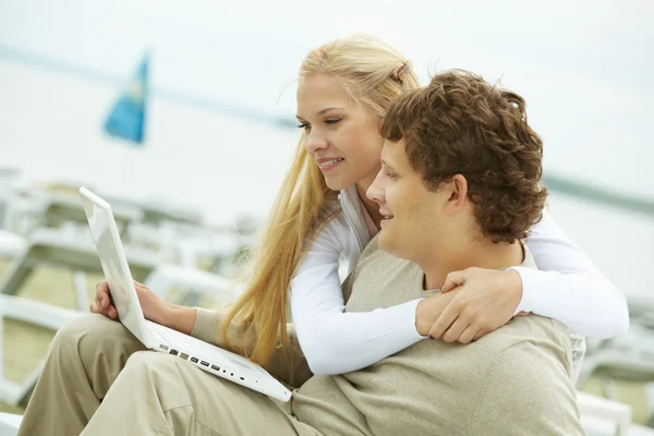 Casal com laptop — Fotografia de Stock