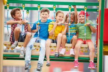 çocuklar üzerinde salıncak