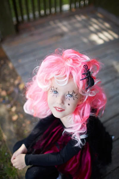 Chica en ropa de Halloween — Foto de Stock