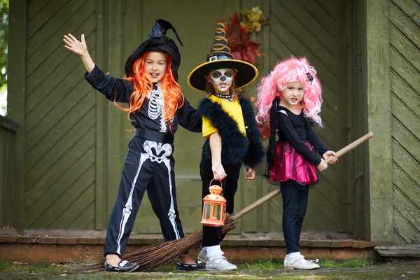 Süpürge üzerinde Halloween kızlar — Stok fotoğraf