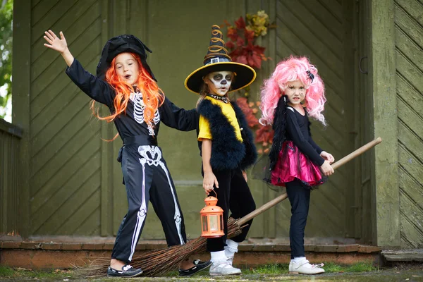 Halloween meisjes op bezem — Stockfoto