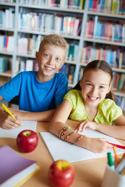 Glad schoolkids — Stockfoto