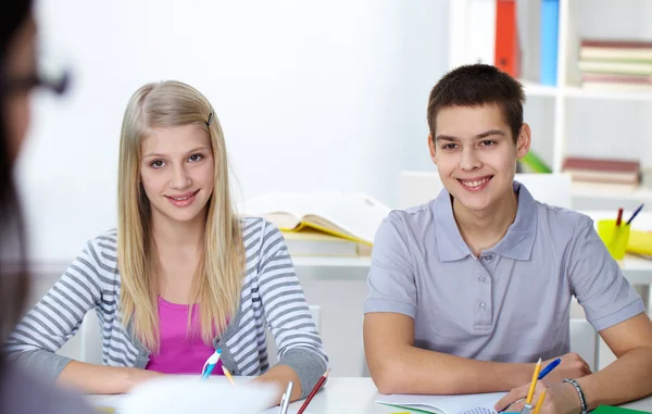 Listening to the teacher — Stock Photo, Image