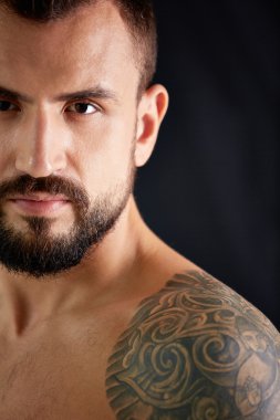 dövmeli adam