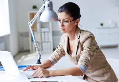 iş yerinde iş kadını