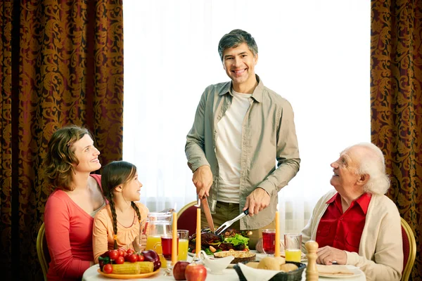 Juntos na mesa festiva — Fotografia de Stock