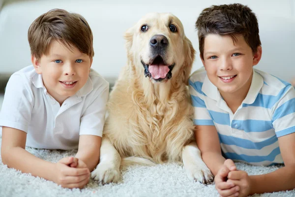 Meninos com cão — Fotografia de Stock
