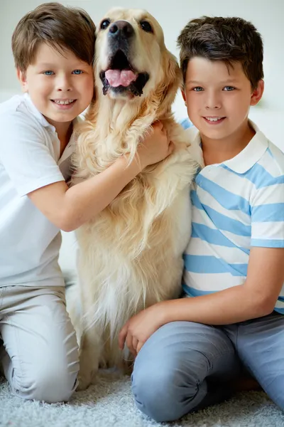 Barn och deras sällskapsdjur — Stockfoto