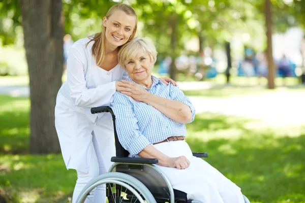 Ta hand om patienten — Stockfoto