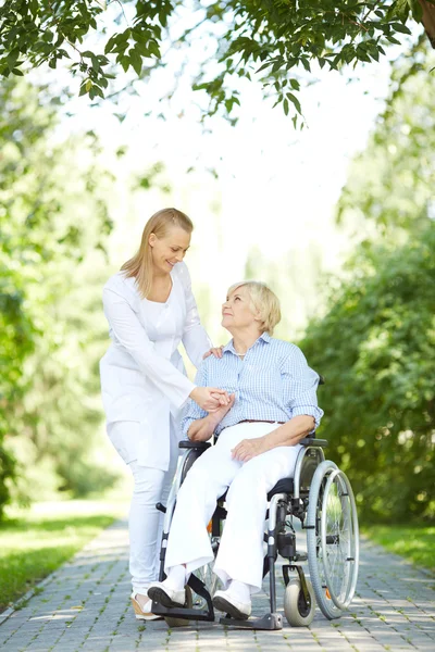 Walking with patient — Stock Photo, Image