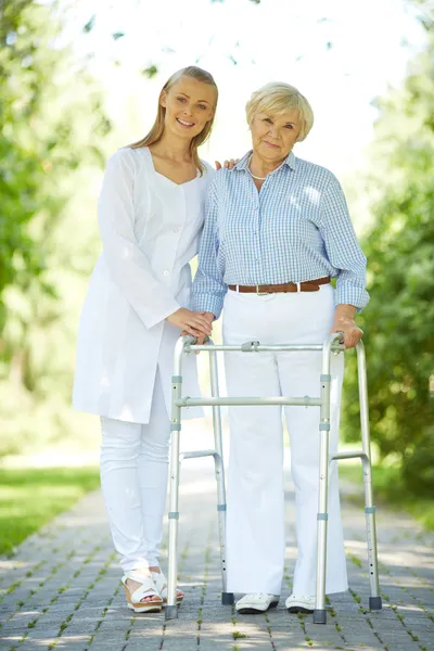 Clínico e paciente idoso — Fotografia de Stock