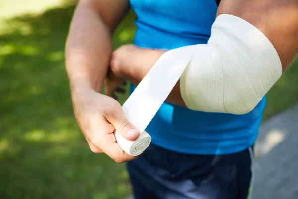 Bandaging arm — Stock Photo, Image