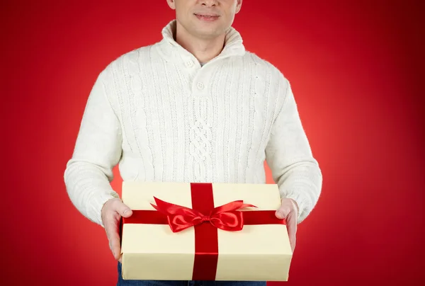 Hombre con regalo de Navidad — Foto de Stock