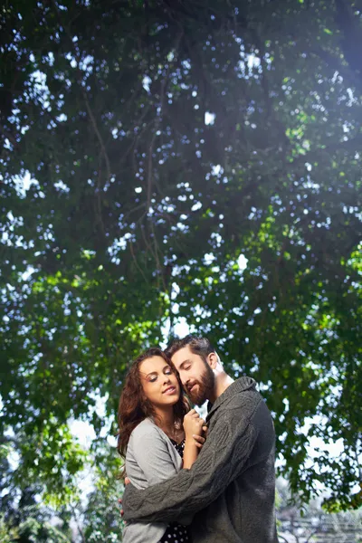 Zärtliche Umarmung — Stockfoto