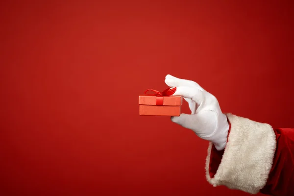 Holding gift — Stock Photo, Image