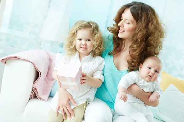 Vrouw met kinderen — Stockfoto