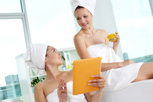 Networking in spa salon — Stock Photo, Image