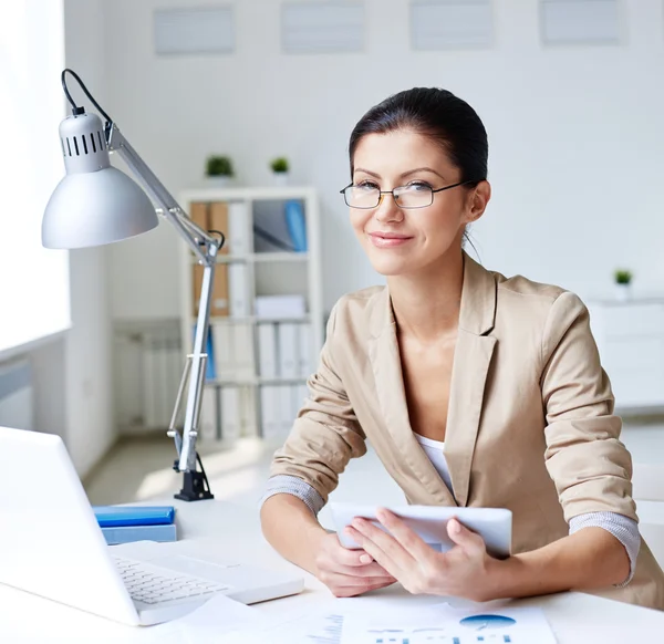 Affärskvinna i office — Stockfoto