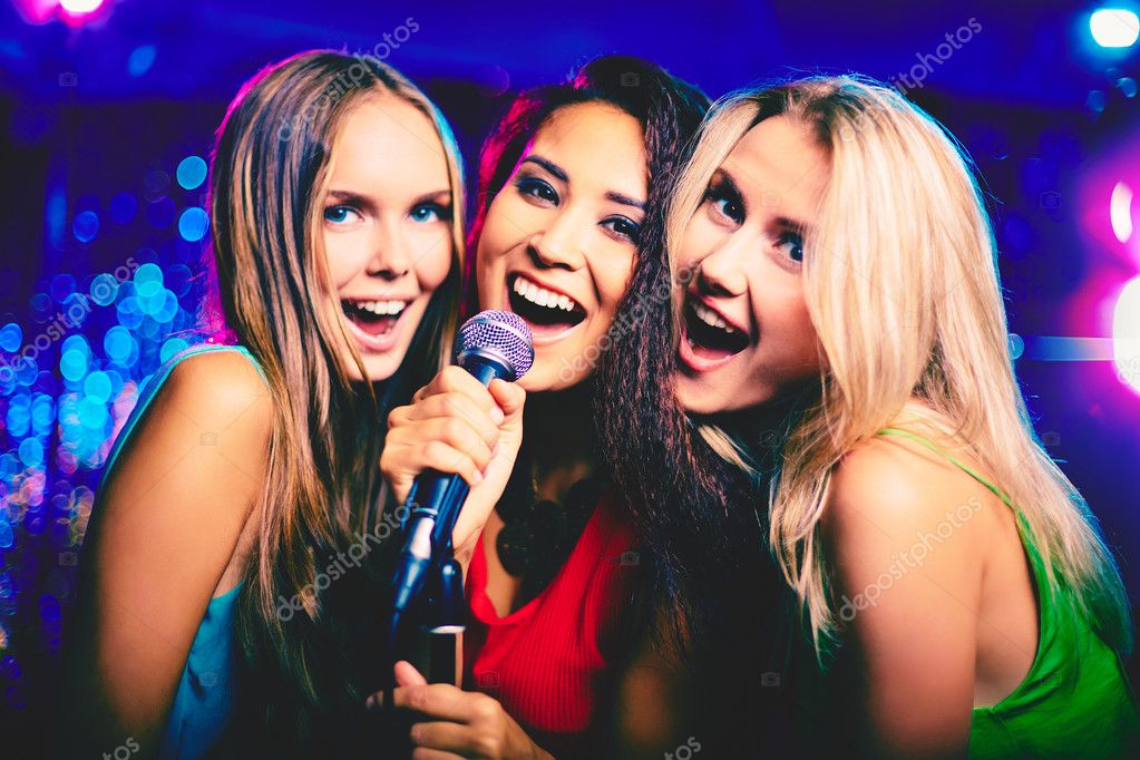 Karaoke bar fotos de stock, imágenes de Karaoke bar sin royalties |  Depositphotos