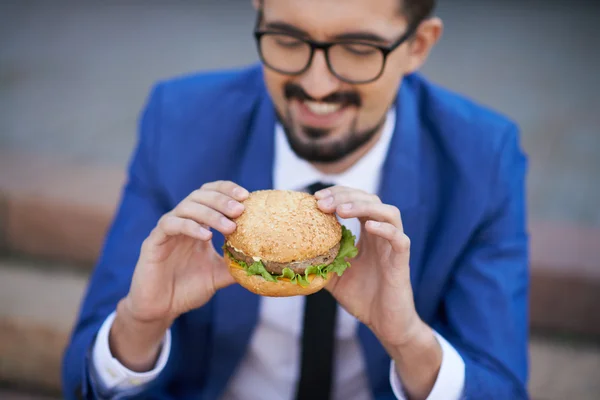 Geschäftsmann isst Sandwich — Stockfoto