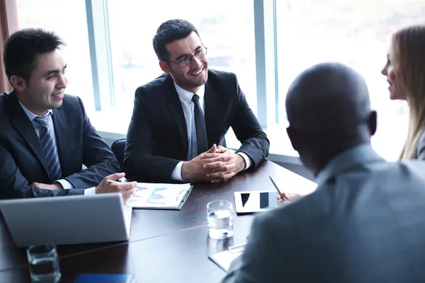 Luisteren naar collega — Stockfoto