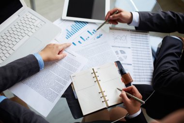 Kağıtları tartışıyor