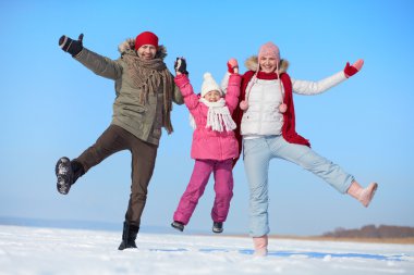 Anne ve kızı kışın eğleniyor