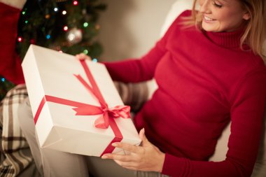 kızı tutan büyük giftbox