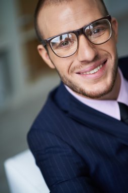 gülümseyen iş adamı