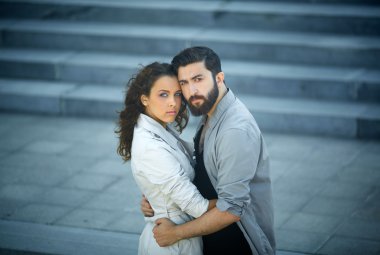 sevgi tarihleri kucaklayan