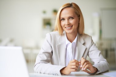 iş kadını işyerinde