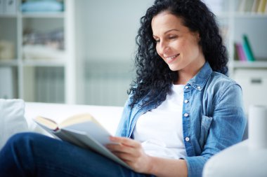 kitap okuma rahat kıyafetler esmer