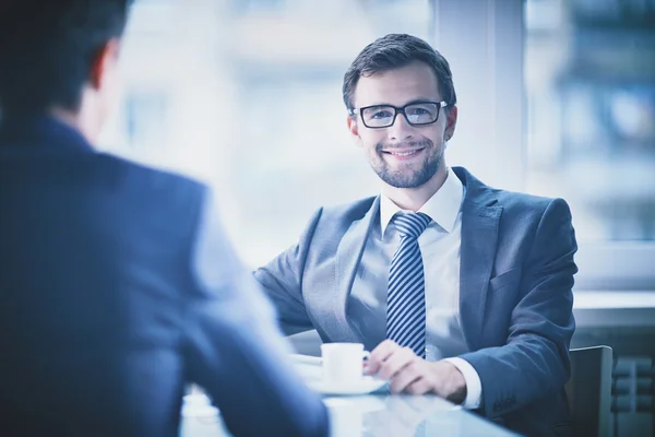 Geschäftsmann mit Tasse — Stockfoto