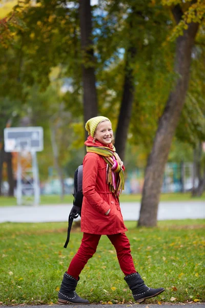 Caminhando para a escola — Fotografia de Stock