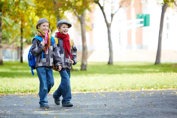 Δίδυμο φορητούς schoolkids — Φωτογραφία Αρχείου