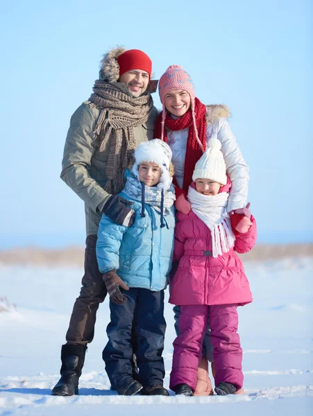 Familie draußen — Stockfoto