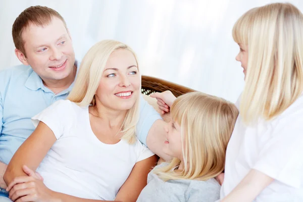 Las niñas y sus padres hablando en casa — Foto de Stock