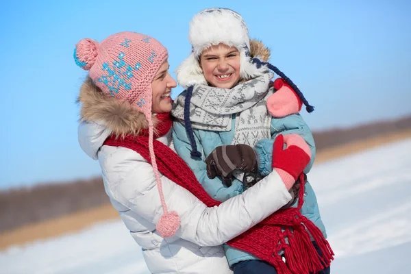 Женщина и ее сын в зимней одежде — стоковое фото