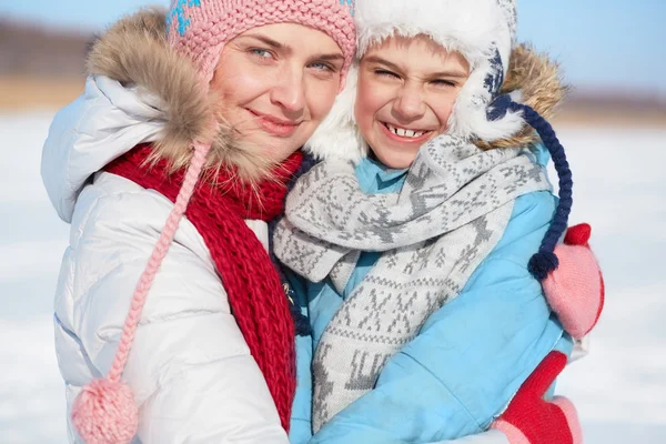 Gelukkige vrouw en haar zoon in winterwear — Stockfoto