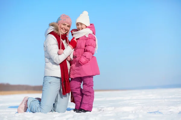 Mulher feliz e sua filha em winterwear — Fotografia de Stock