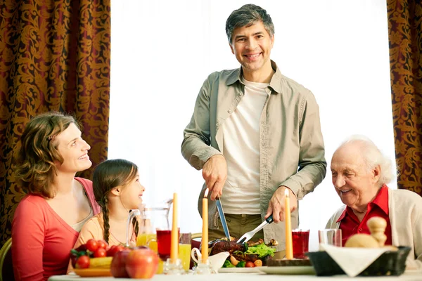 Insieme a tavola festiva — Foto Stock