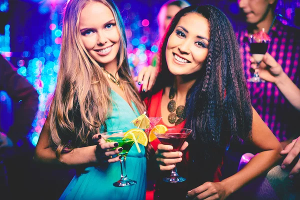 Девушки с коктейлями на вечеринке — стоковое фото