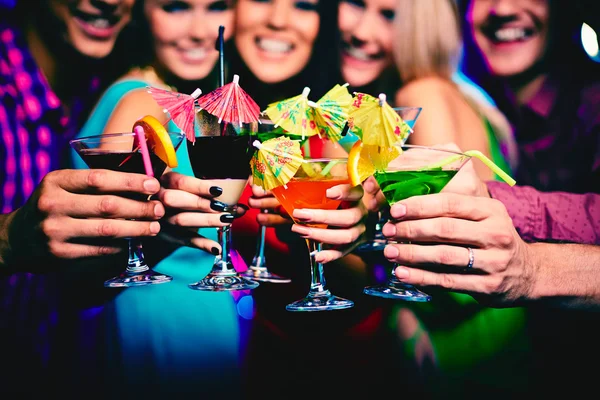 Cocktails held by happy friends at party — Stock Photo, Image