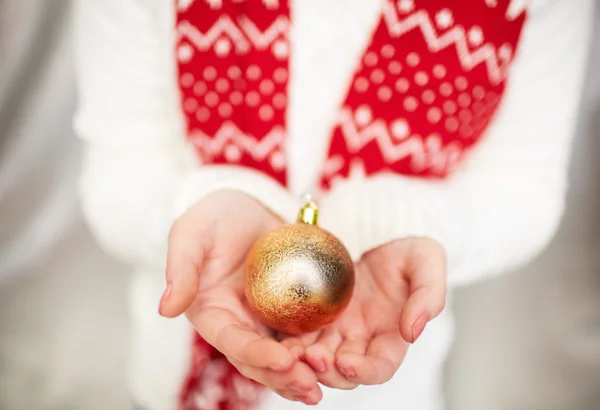 Bola de brinquedo dourado — Fotografia de Stock