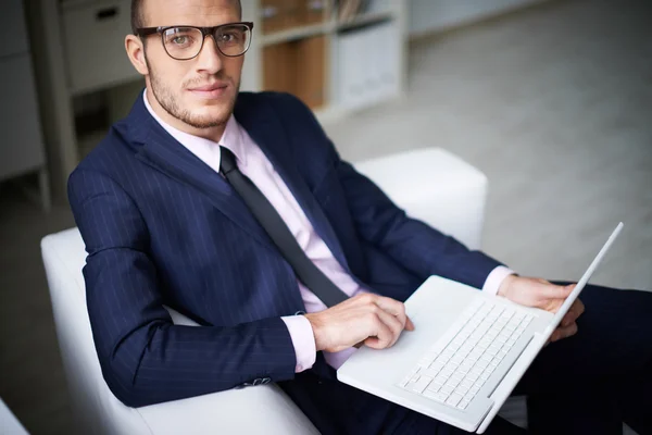 Hombre de negocios con portátil —  Fotos de Stock